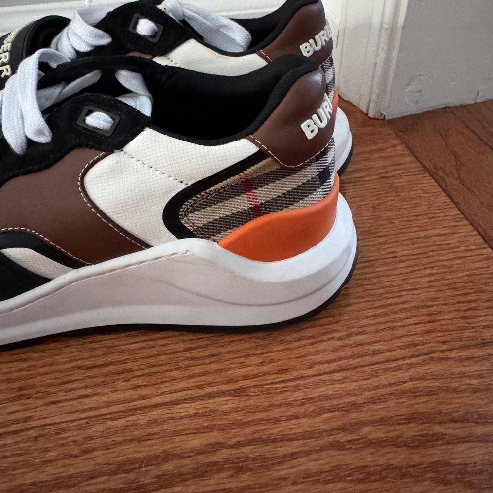 Authentic Burberry Women’s Sneakers. Size 38. Pristine condition. - Picture 2 of 7